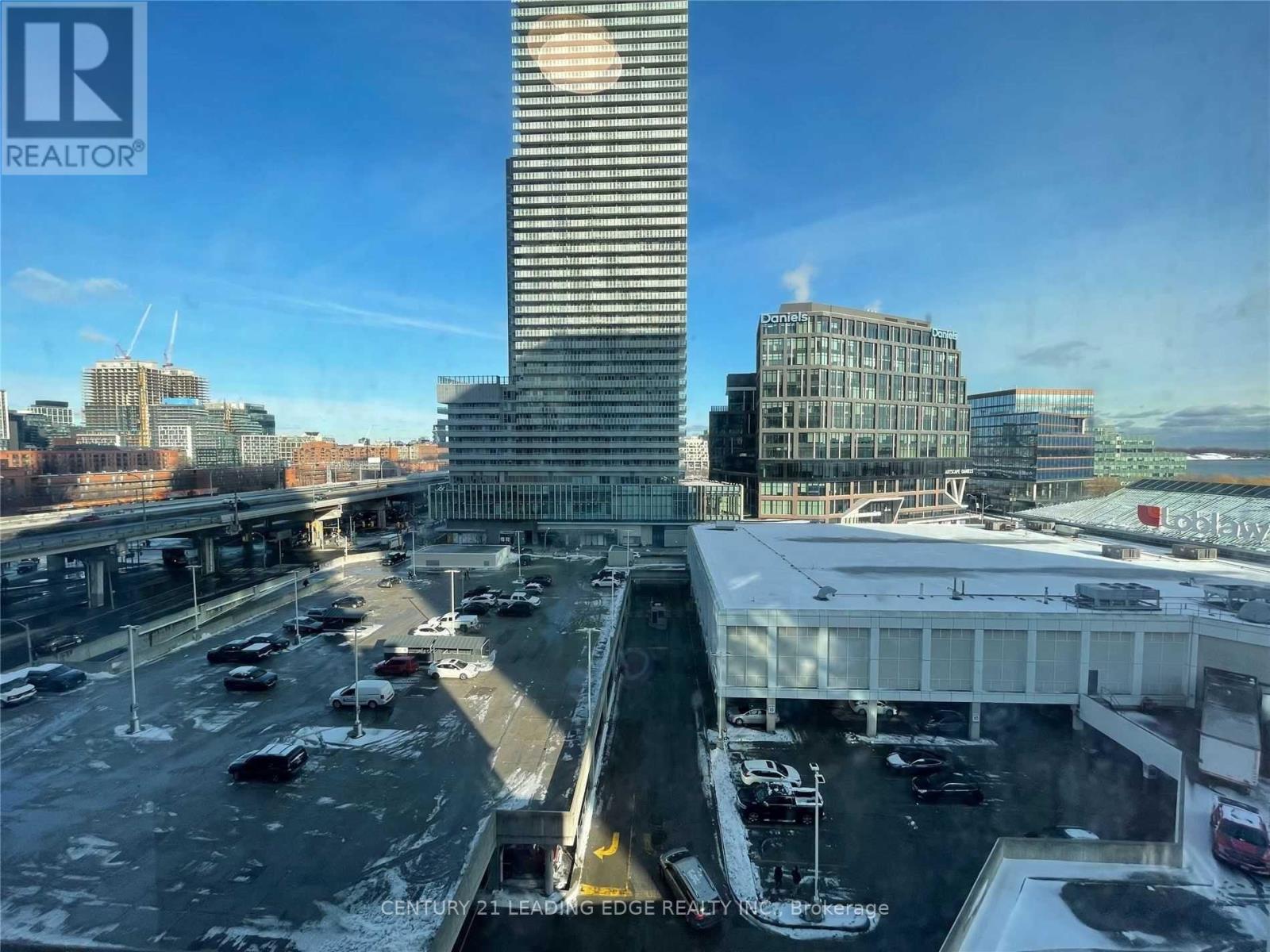 <div class="slider-price">$679,900</div><p>905 - 138 Downes Street, Toronto, Ontario</p>