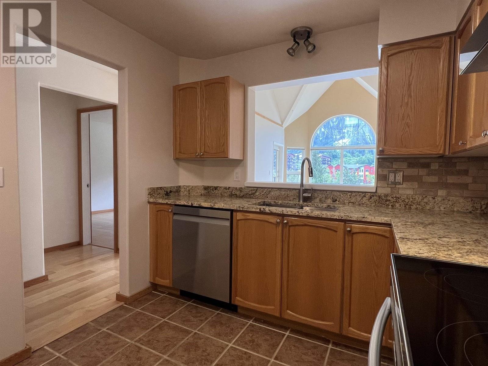 305 1468 Pemberton Avenue, Squamish, British Columbia  V8B 0K2 - Photo 9 - R3007398