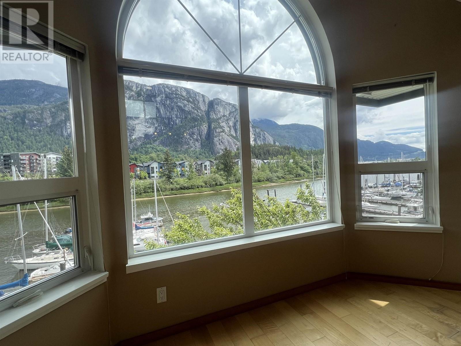 305 1468 PEMBERTON AVENUE, Squamish, British Columbia