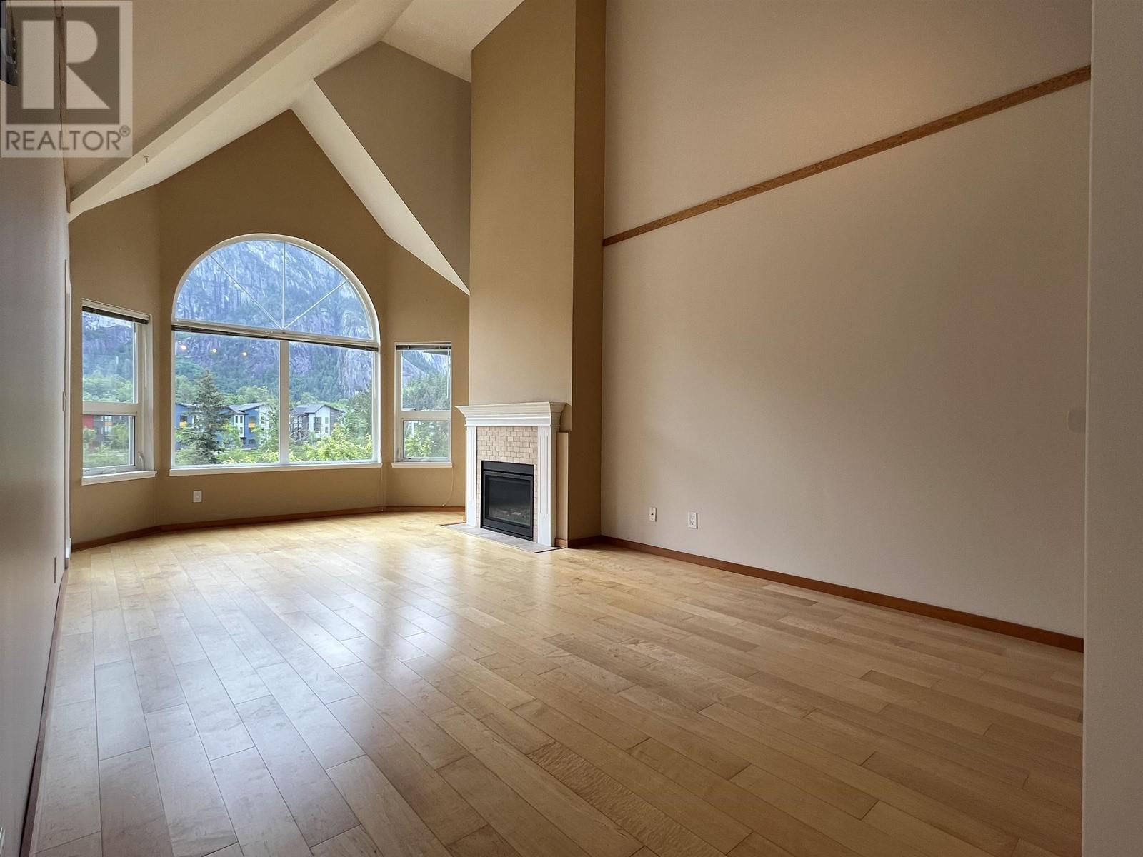 305 1468 Pemberton Avenue, Squamish, British Columbia  V8B 0K2 - Photo 2 - R3007398