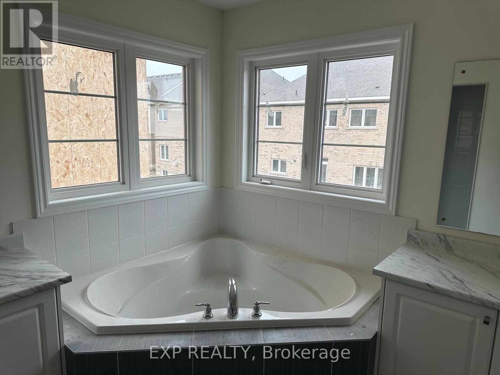 1 Wayne Allison Drive, Georgina, Ontario  L0E 1R0 - Photo 10 - N12176784