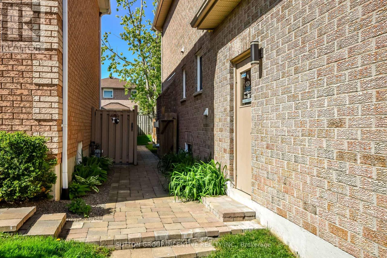 53 Taylor Drive, Barrie, Ontario  L4N 8K6 - Photo 4 - S12176747