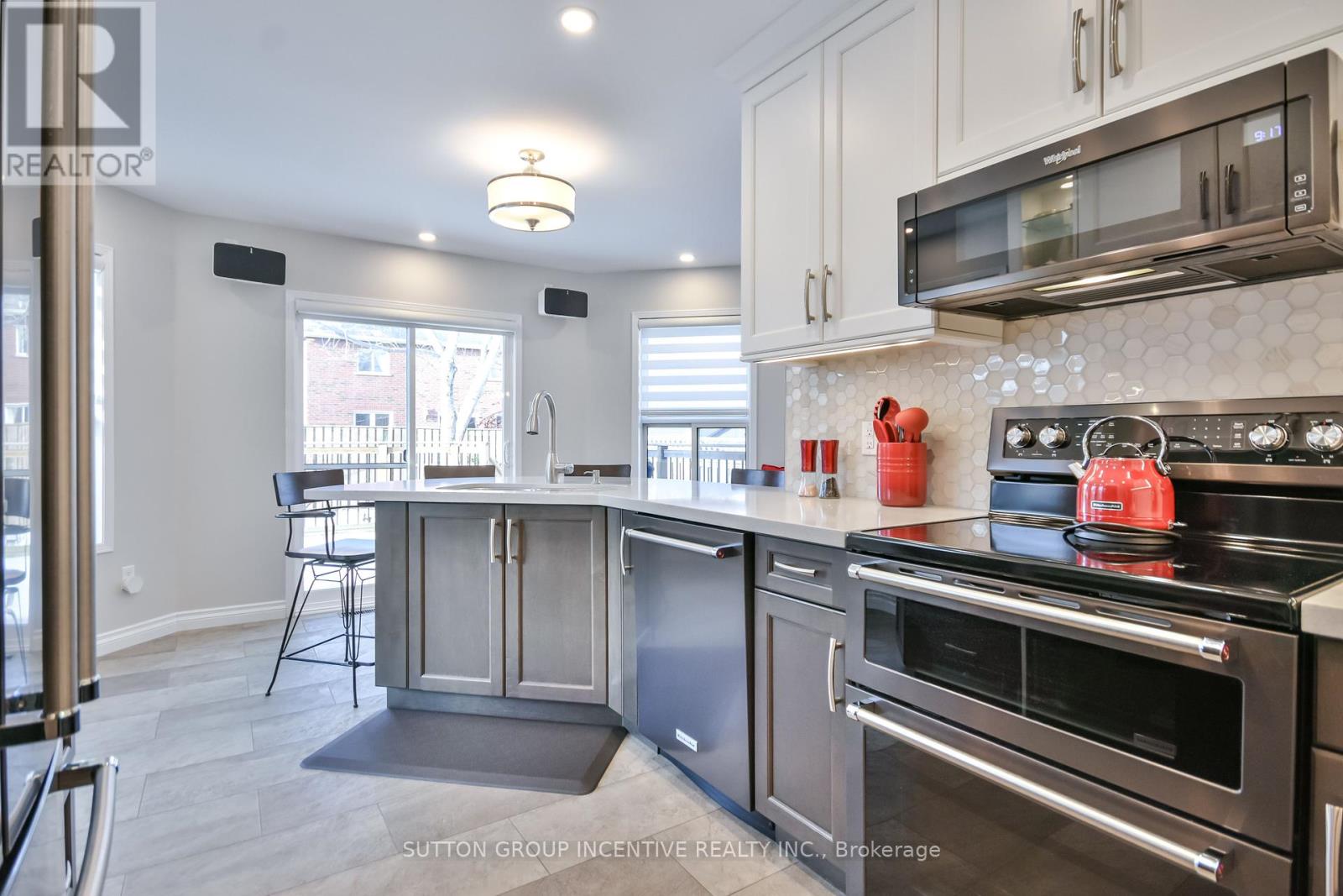 53 Taylor Drive, Barrie, Ontario  L4N 8K6 - Photo 8 - S12176747