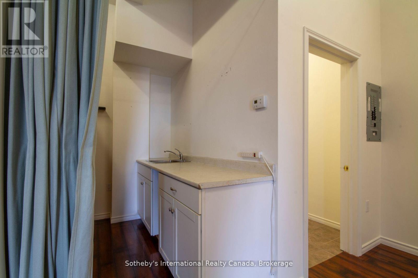 201 - 15 Wellington Street N, Hamilton, Ontario  L8R 1M7 - Photo 4 - X12176940