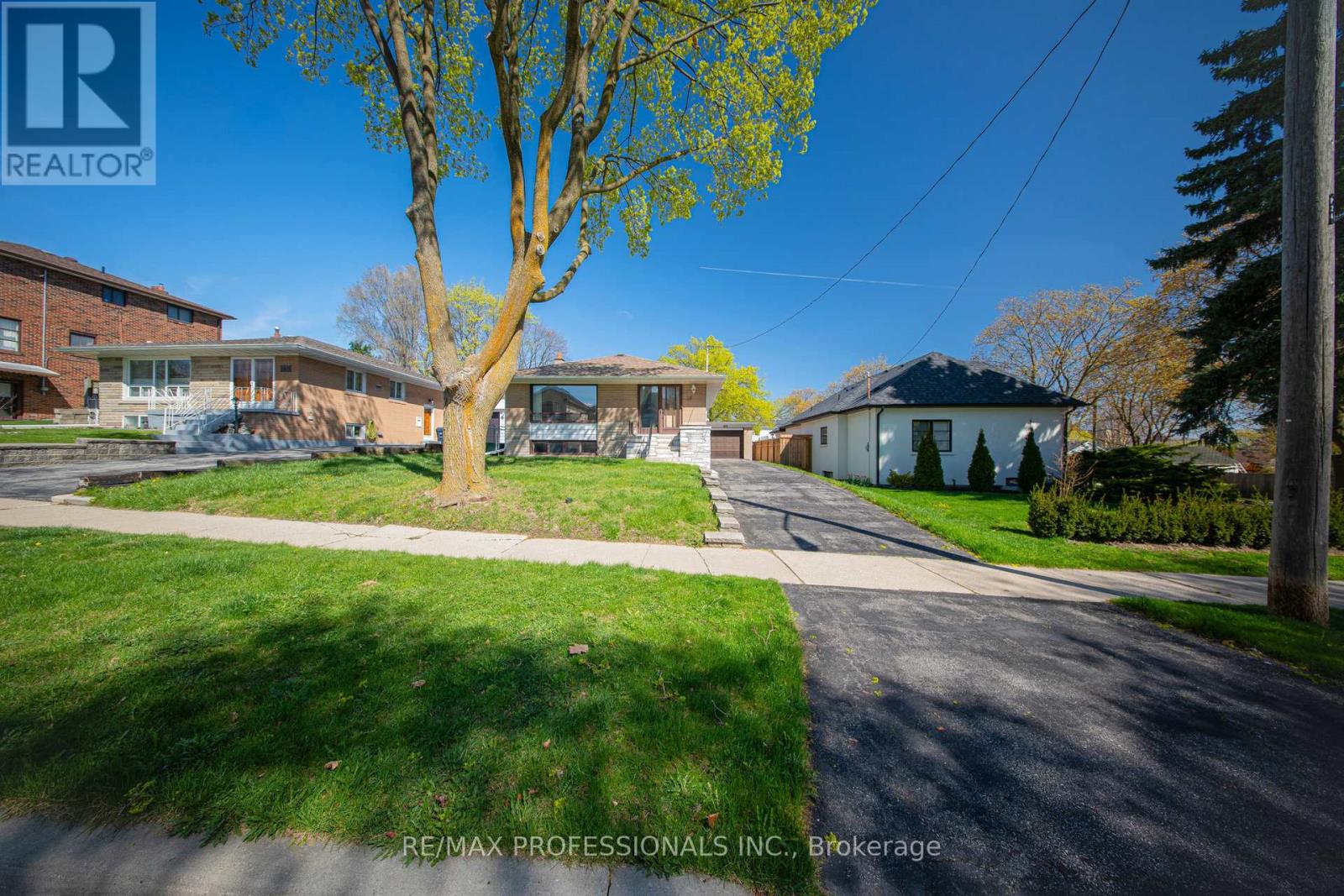 26 Crane Avenue, Toronto (Humber Heights), Ontario  M9P 1V2 - Photo 2 - W12176765