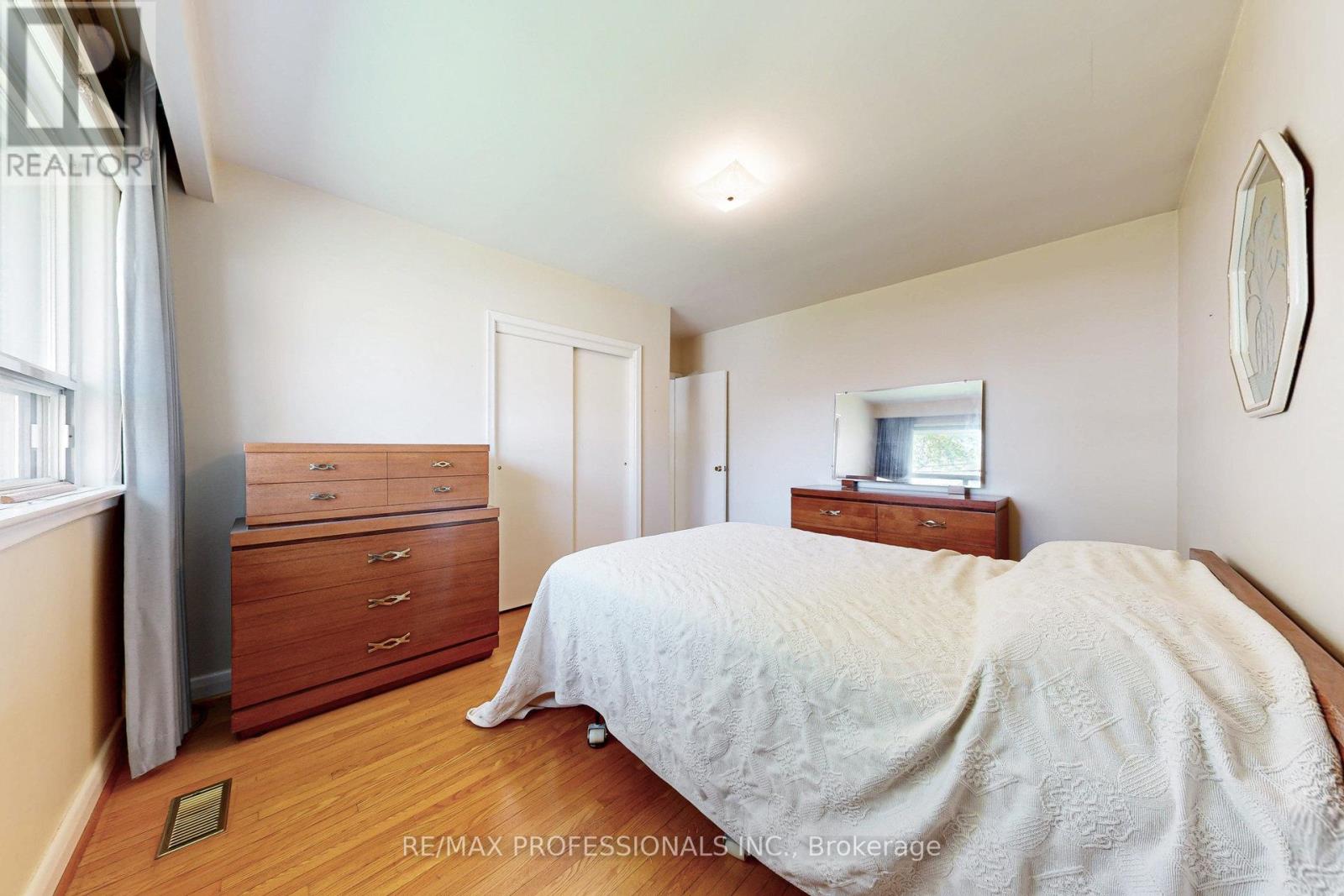 26 Crane Avenue, Toronto (Humber Heights), Ontario  M9P 1V2 - Photo 23 - W12176765