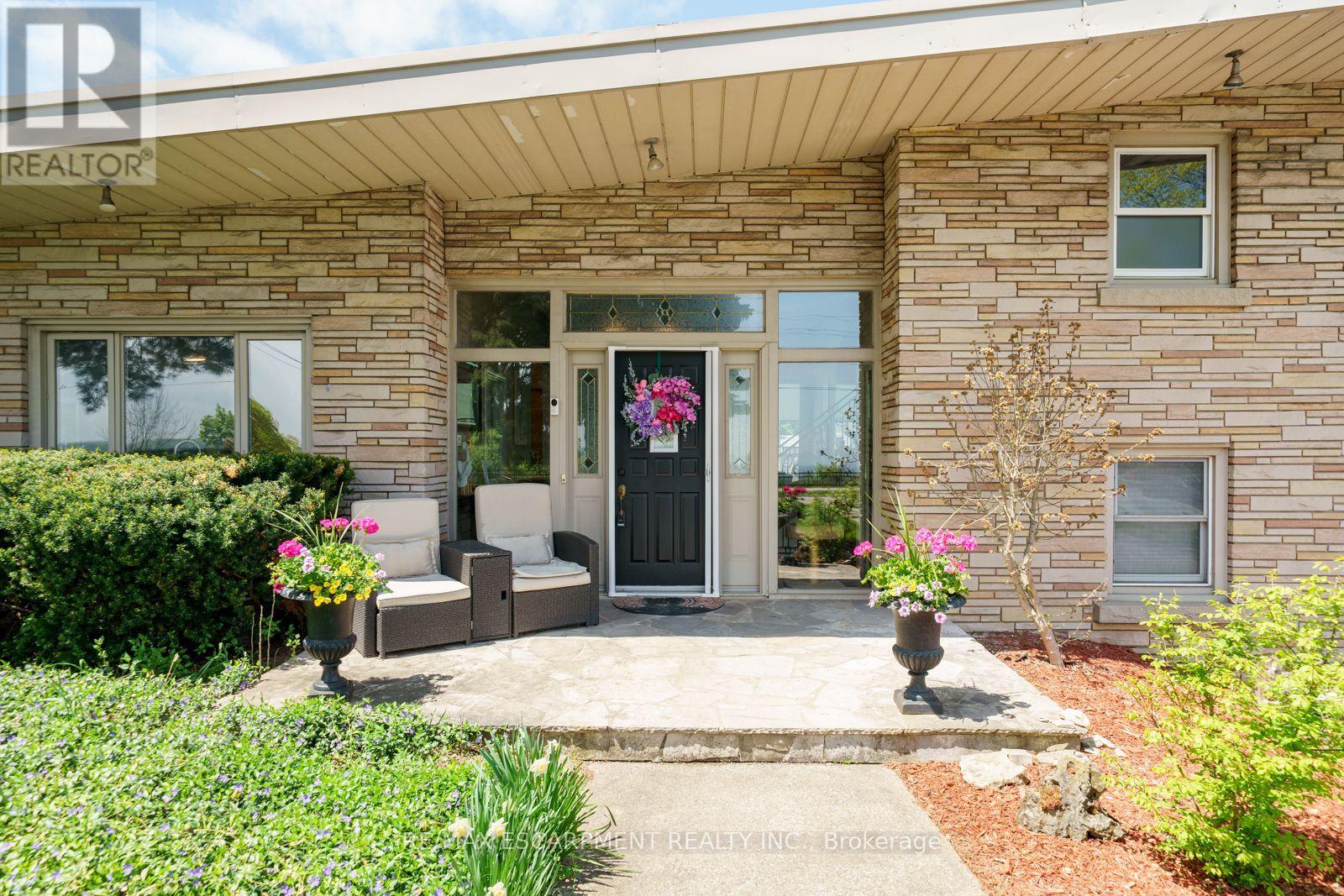 418 Mountain Brow Boulevard, Hamilton, Ontario  L8T 1A7 - Photo 3 - X12145823