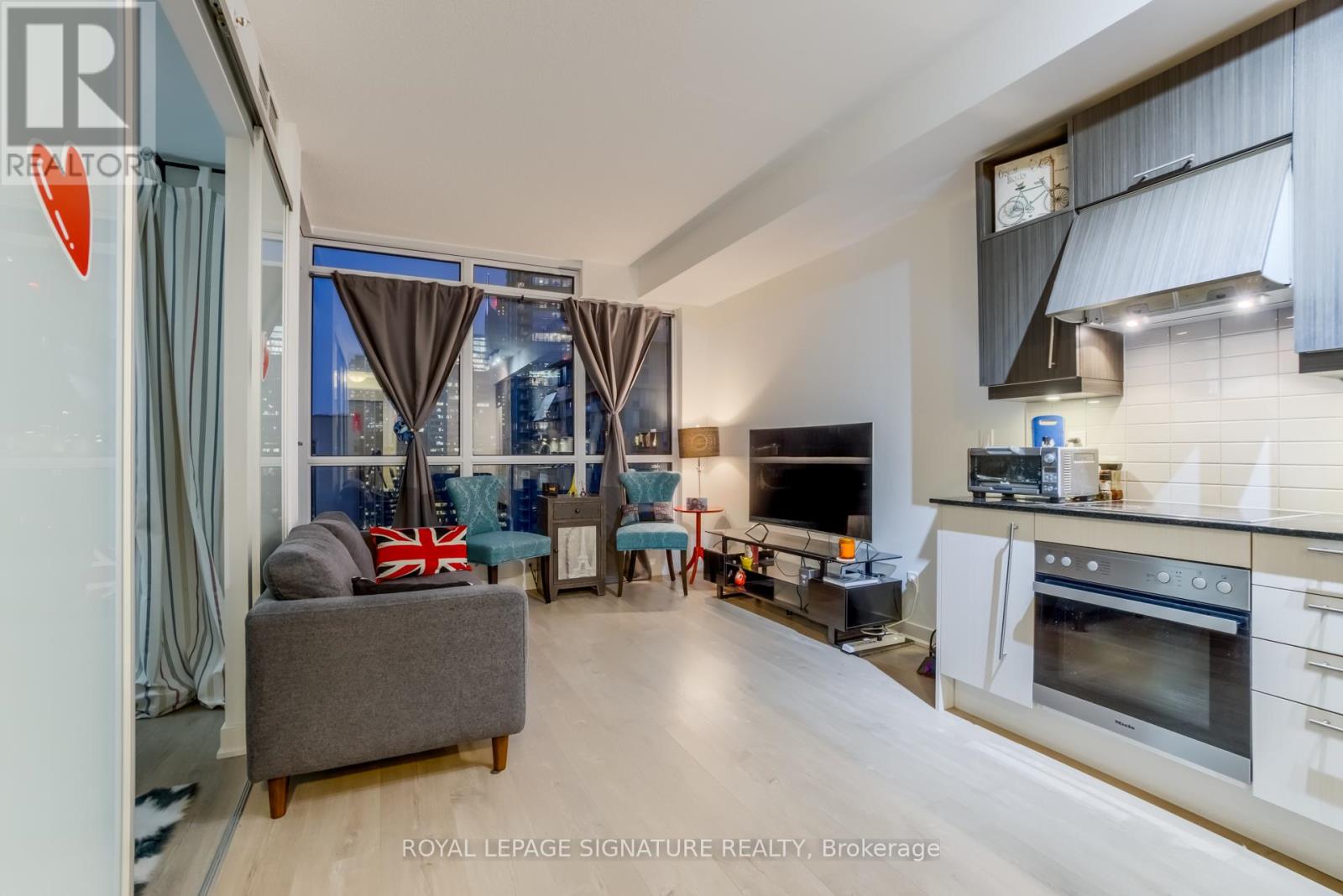 3003 - 30 Nelson Street, Toronto, Ontario  M5V 0H5 - Photo 10 - C12176806