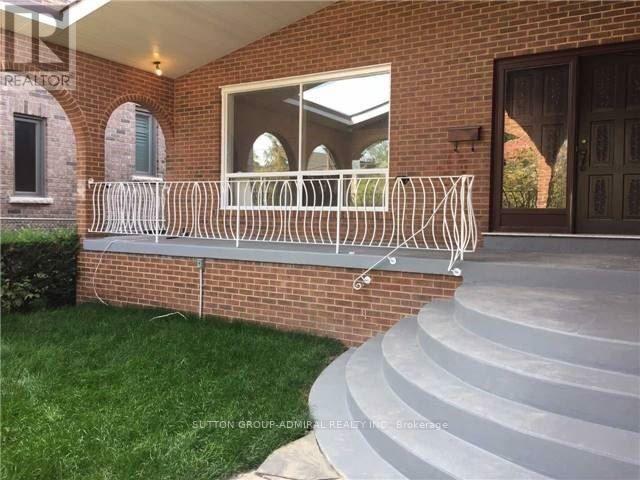 71 Spruce Avenue, Richmond Hill, Ontario  L4C 6V9 - Photo 2 - N12176928