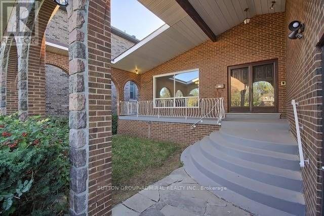 71 Spruce Avenue, Richmond Hill, Ontario  L4C 6V9 - Photo 3 - N12176928