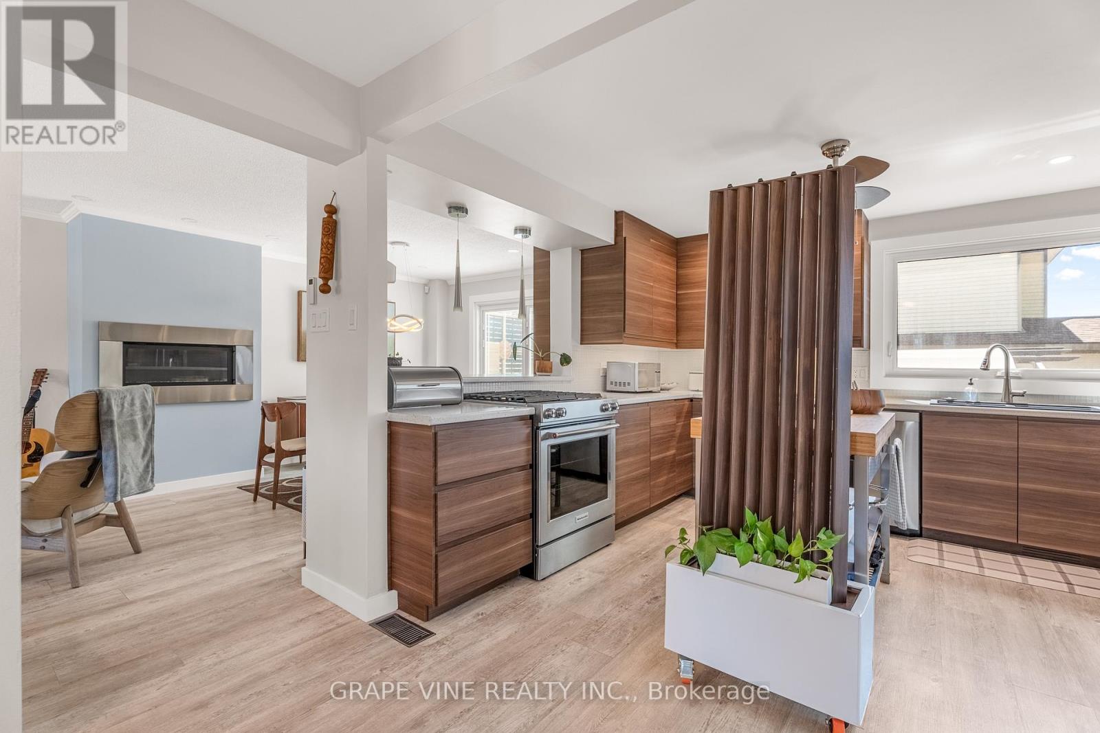 406 Woodfield Drive, Ottawa, Ontario  K2G 3W9 - Photo 8 - X12170125
