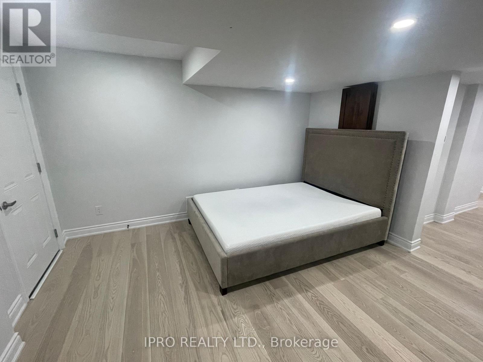 4105 Channing Crescent, Oakville, Ontario  L6H 3R3 - Photo 3 - W12176859