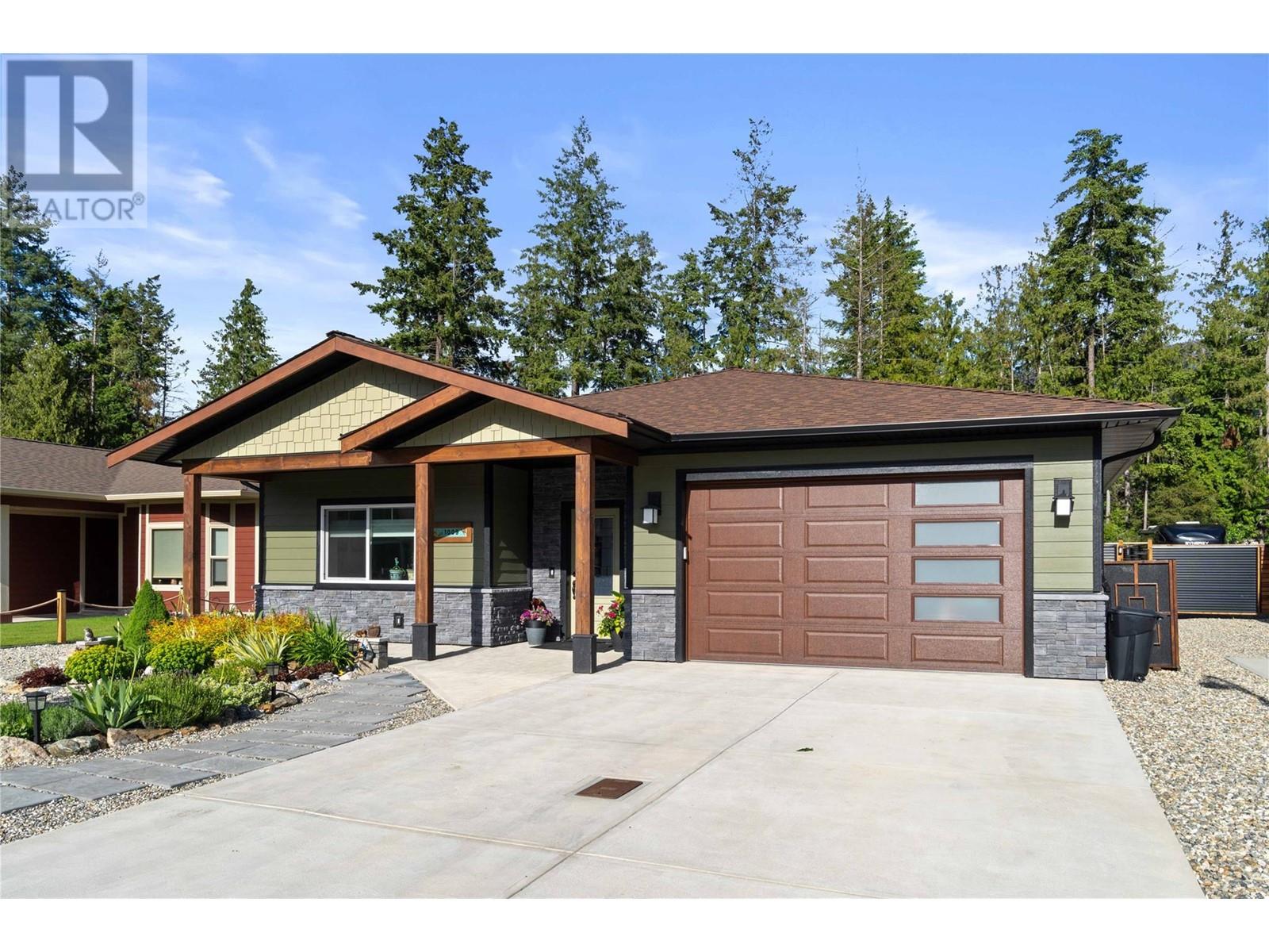Photo of 1009 Hemlock Crescent N, Sicamous Photo of 1009 Hemlock Crescent N, Sicamous