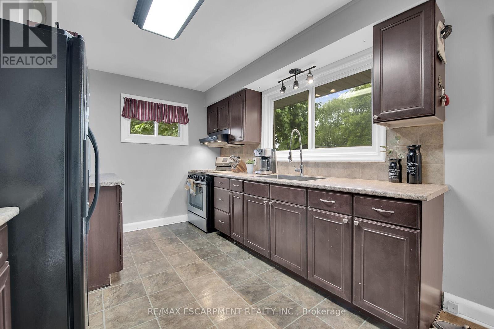 88 Aldercrest Avenue, Hamilton (Allison), Ontario  L9B 1L4 - Photo 7 - X12176874