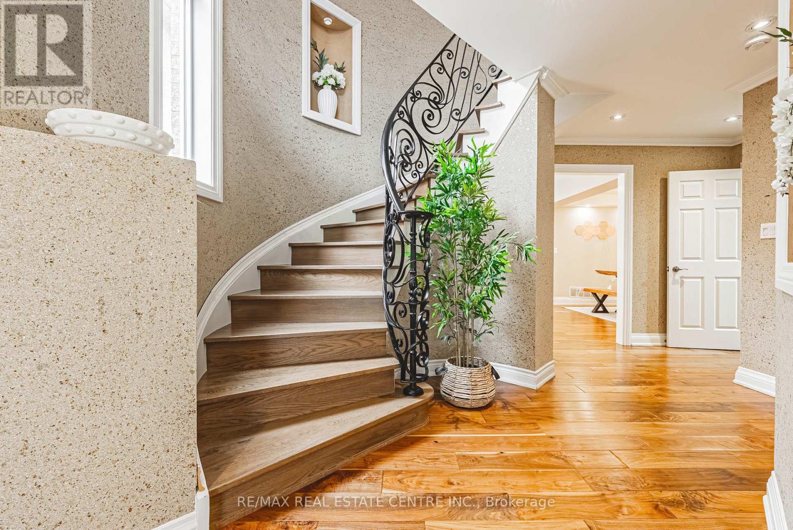 3360 Laburnum Crescent, Mississauga, Ontario  L5N 7M1 - Photo 4 - W12157611
