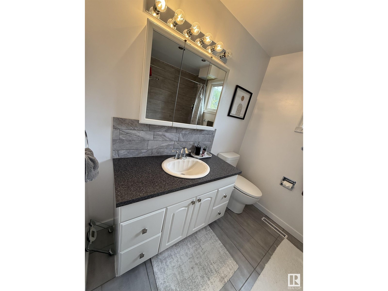 Property at 40 GARDEN CR image 2