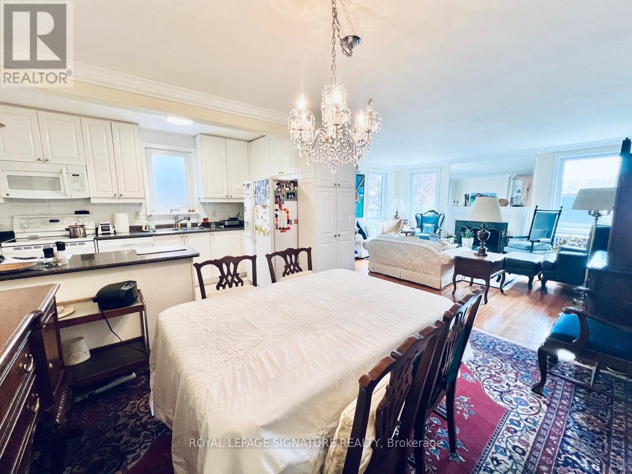 24 College View Avenue, Toronto, Ontario  M5P 1J4 - Photo 11 - C12177017