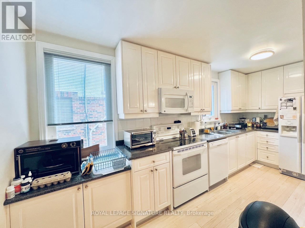 24 College View Avenue, Toronto, Ontario  M5P 1J4 - Photo 8 - C12177017