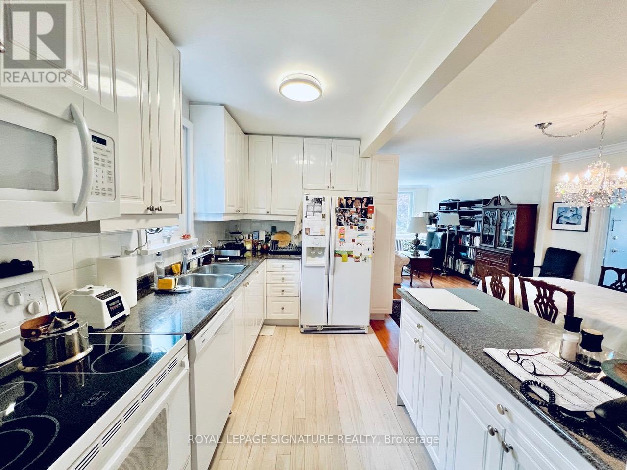 24 College View Avenue, Toronto, Ontario  M5P 1J4 - Photo 9 - C12177017
