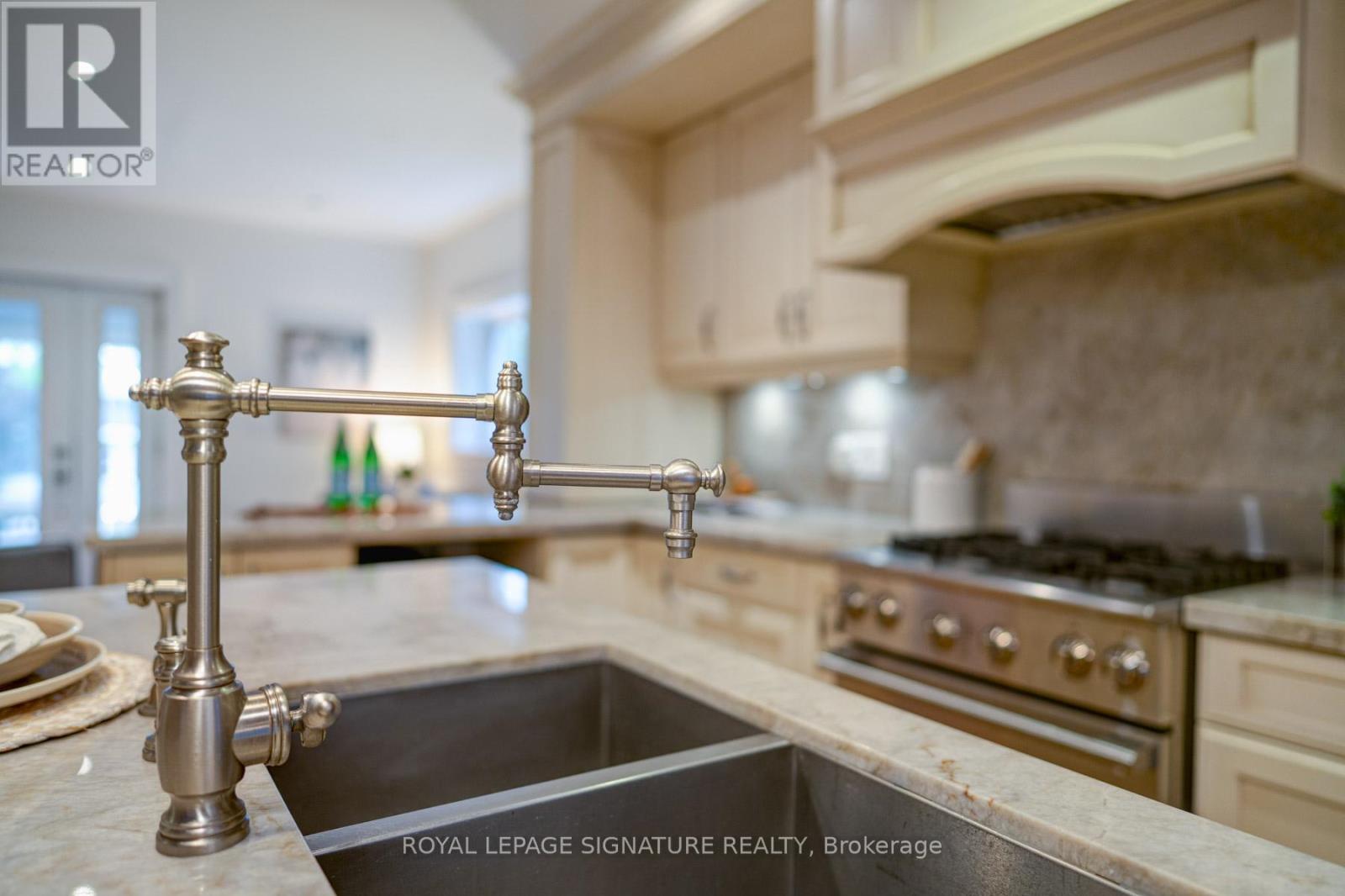 61 Sellers Avenue, Toronto (Caledonia-Fairbank), Ontario  M6E 3T7 - Photo 6 - W12176981