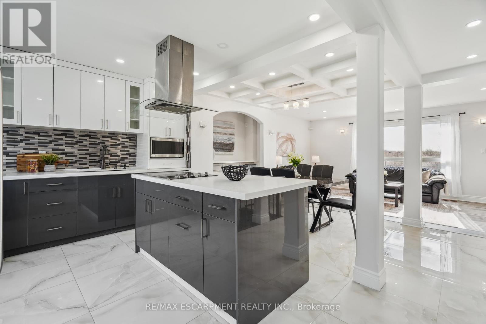 16 Campbell Court, Halton Hills (Ac Acton), Ontario  L7J 2V1 - Photo 6 - W12176997