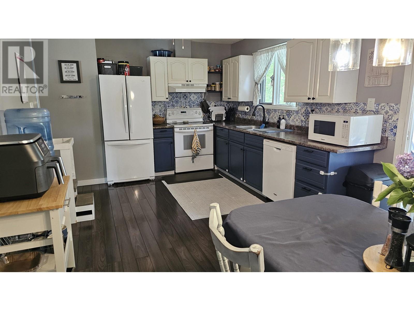Property at 560 PERRY STREET image 3