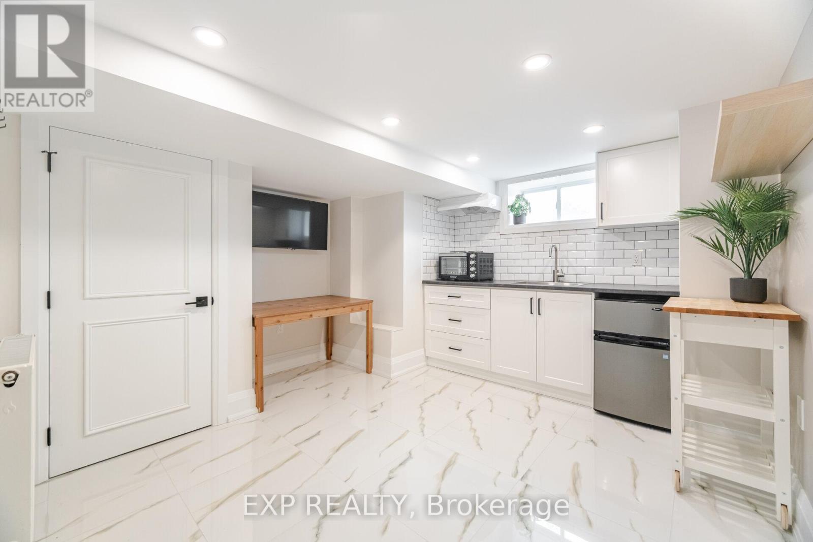 STUDIO/BACHELOR - 553 DONLANDS AVENUE, Toronto, Ontario
