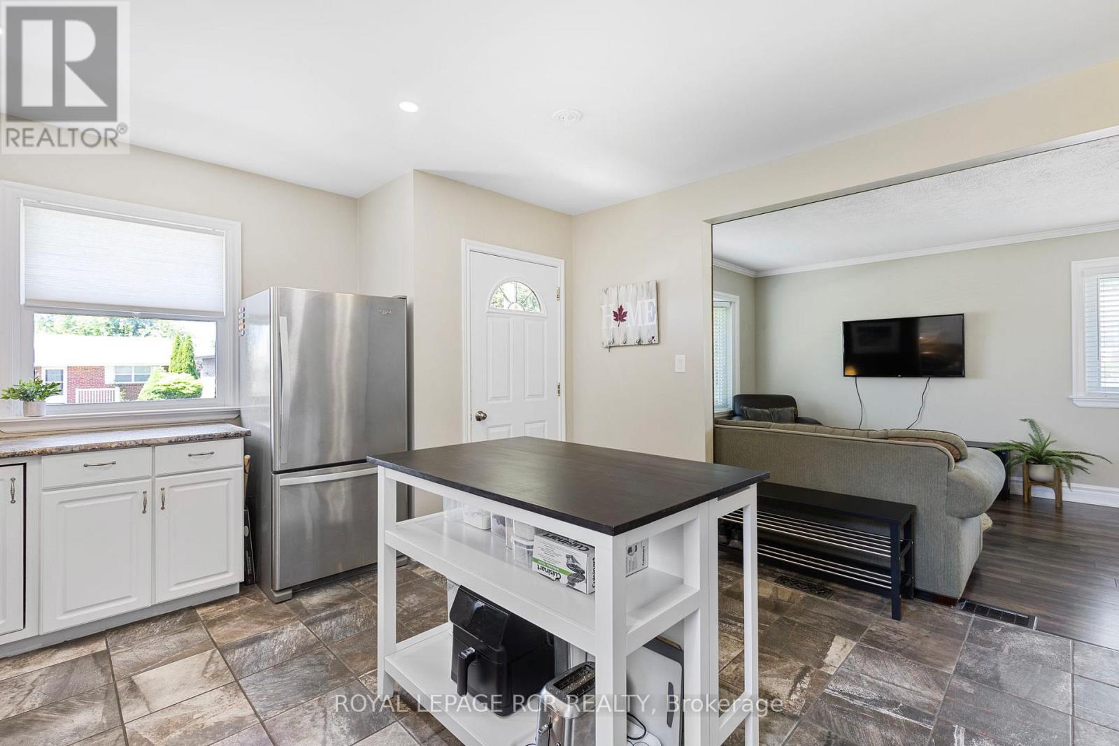 99 Thornton Avenue, Bradford West Gwillimbury, Ontario  L3Z 1N3 - Photo 10 - N12177021