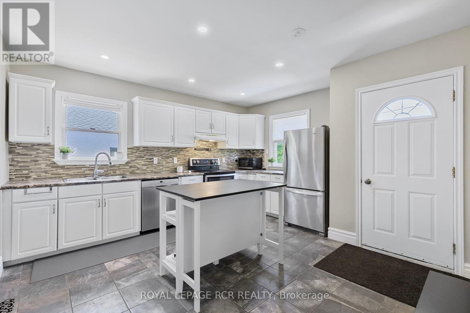 99 Thornton Avenue, Bradford West Gwillimbury, Ontario  L3Z 1N3 - Photo 8 - N12177021