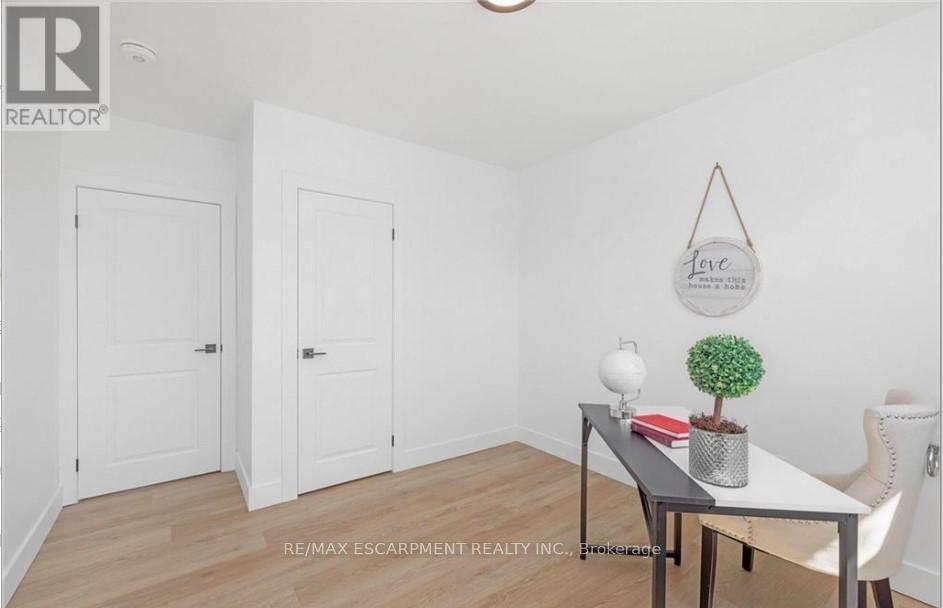 Main - 1029 Shepherds Drive, Burlington, Ontario  L7T 3R4 - Photo 8 - W12177077