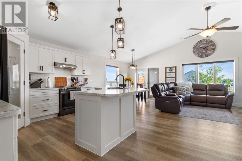113 Pondside Crescent, Blackfalds, Alberta  T4M 0G3 - Photo 4 - A2215977