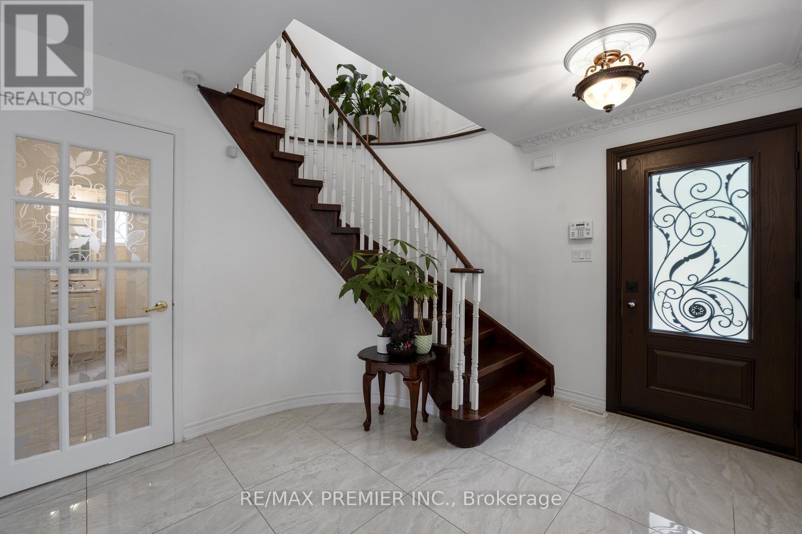 127 O'connor Crescent, Richmond Hill, Ontario  L4C 7R7 - Photo 5 - N12177189