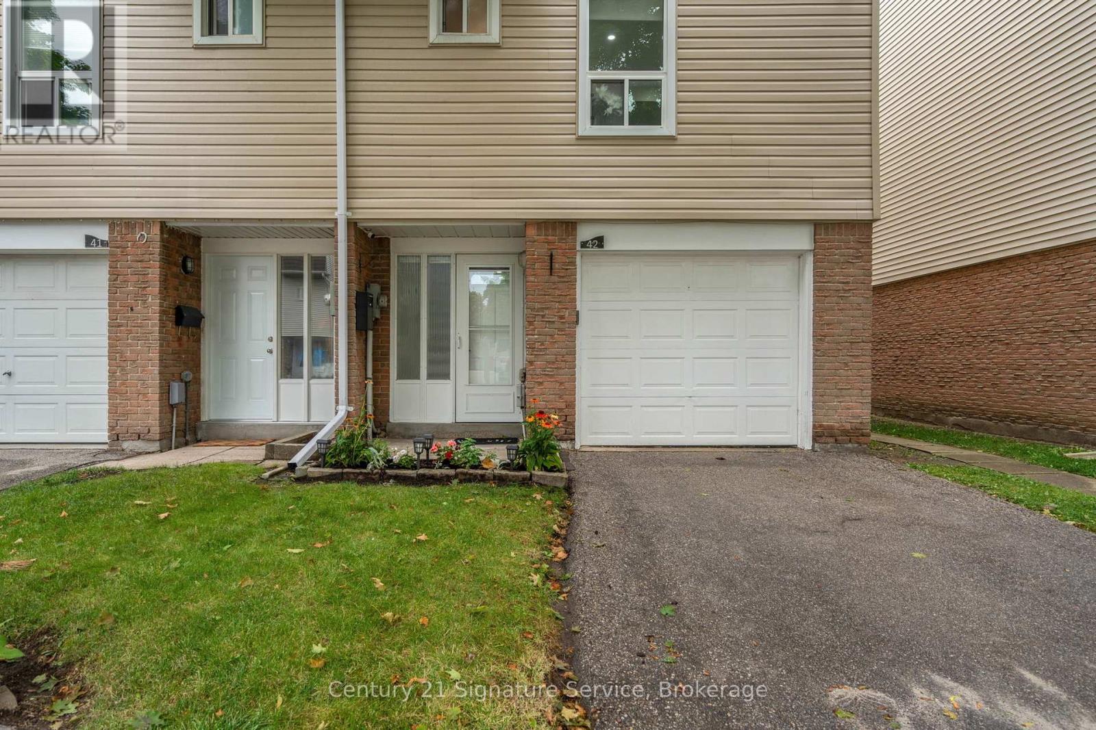 42 Ellis Drive, Brampton, Ontario  L6T 4C4 - Photo 2 - W12177171