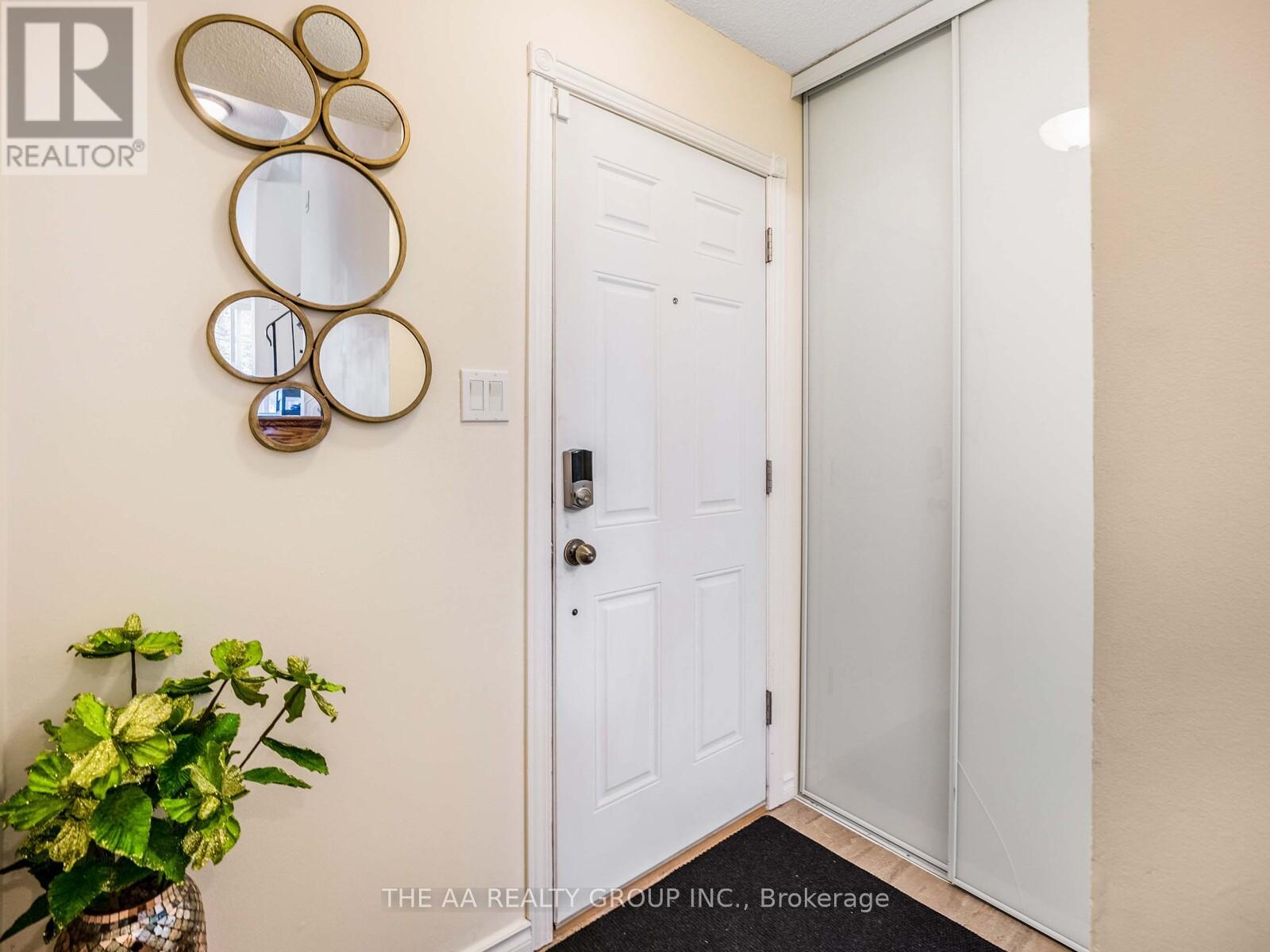 33 Guildford Crescent, Brampton (Central Park), Ontario  L6S 3K2 - Photo 3 - W12177195