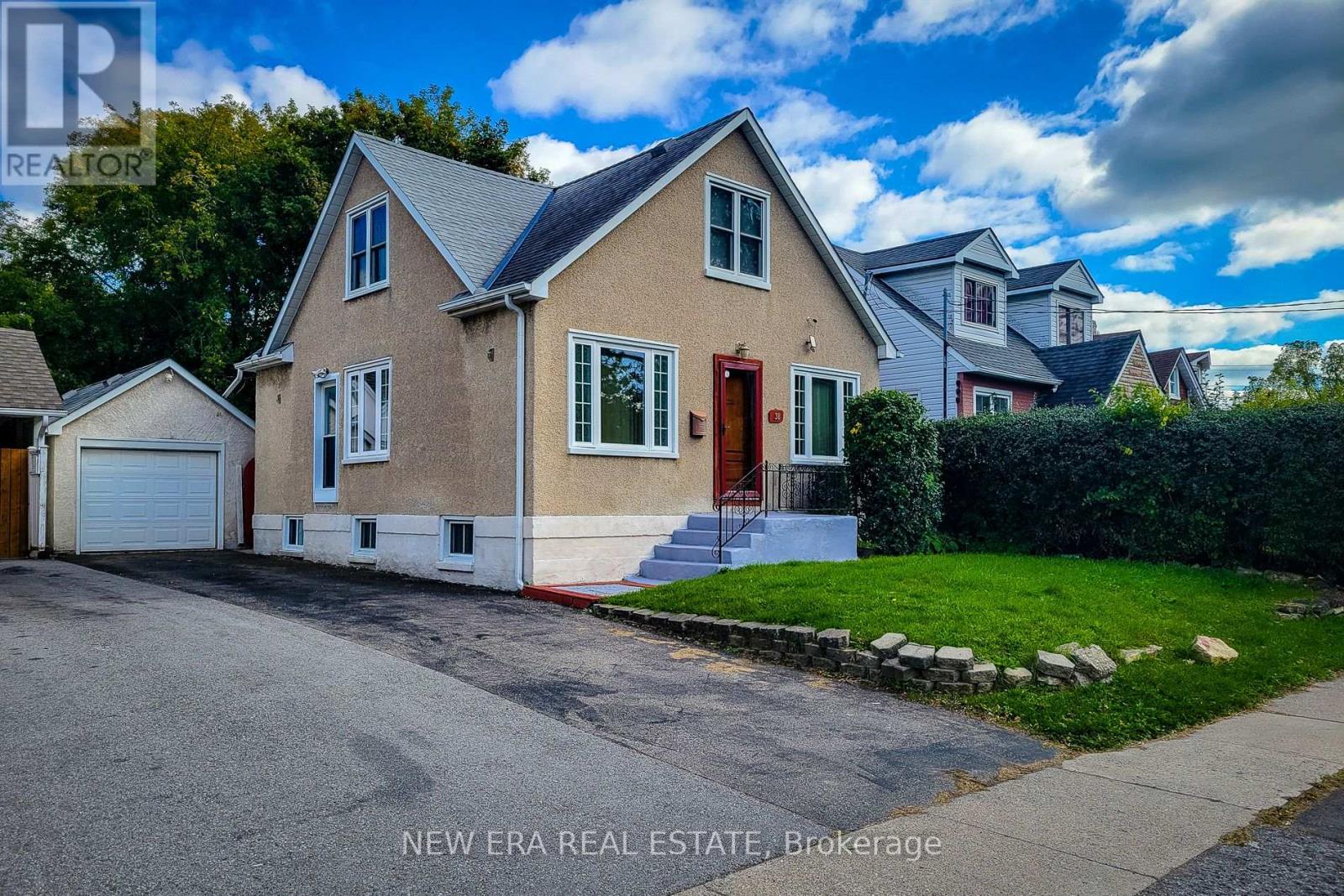 38 Haig Street, St. Catharines, Ontario  L2R 2K8 - Photo 2 - X12177166