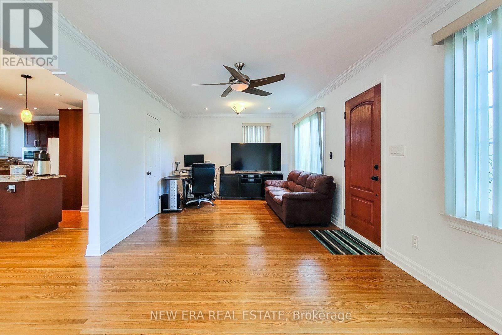 38 Haig Street, St. Catharines, Ontario  L2R 2K8 - Photo 9 - X12177166