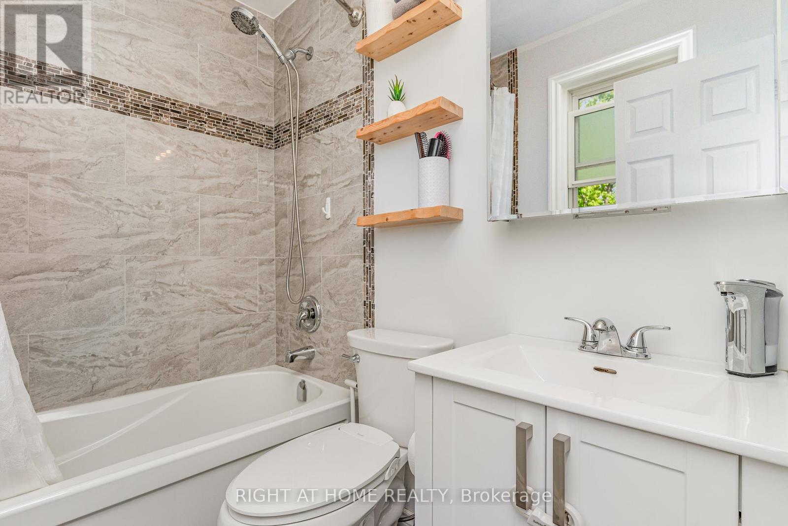 67 Martha Street, Hamilton (Mcquesten), Ontario  L8H 2C2 - Photo 6 - X12177181