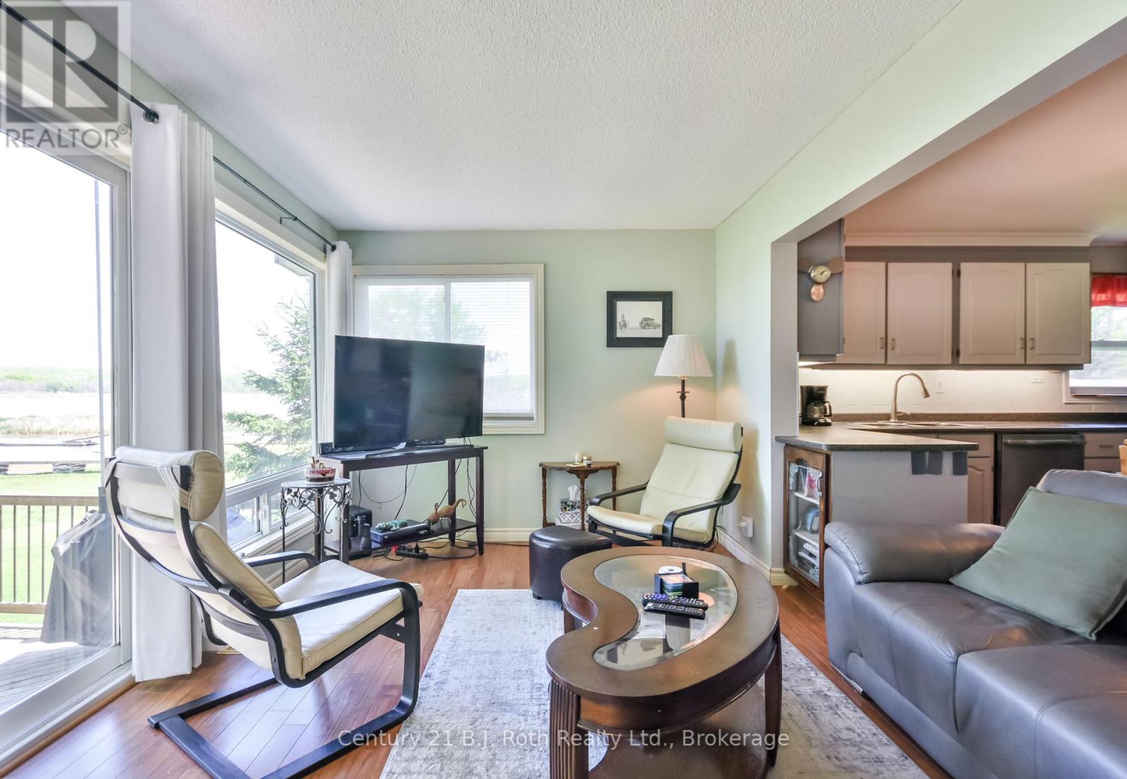 95 Maskinonge Road, Tay, Ontario  L0K 2A0 - Photo 8 - S12177209