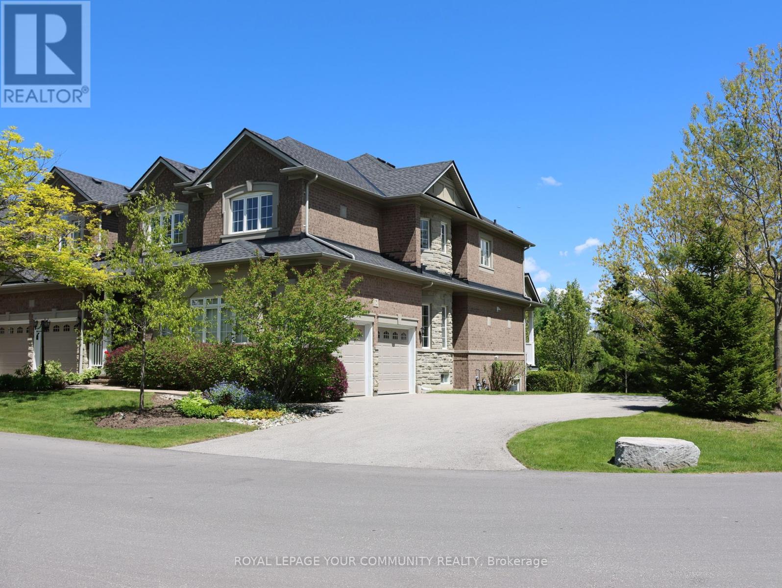 2 STONECLIFFE CRESCENT, Aurora, Ontario