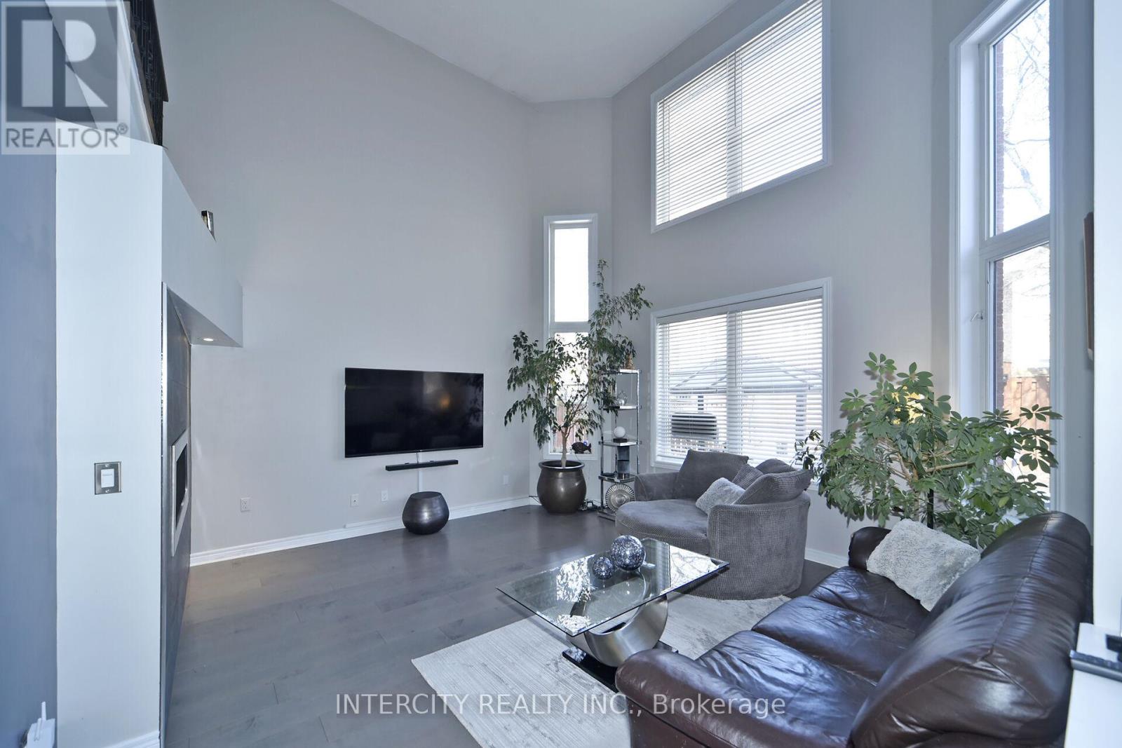 122 Estate Garden Drive, Richmond Hill, Ontario  L4E 3V6 - Photo 12 - N12177256