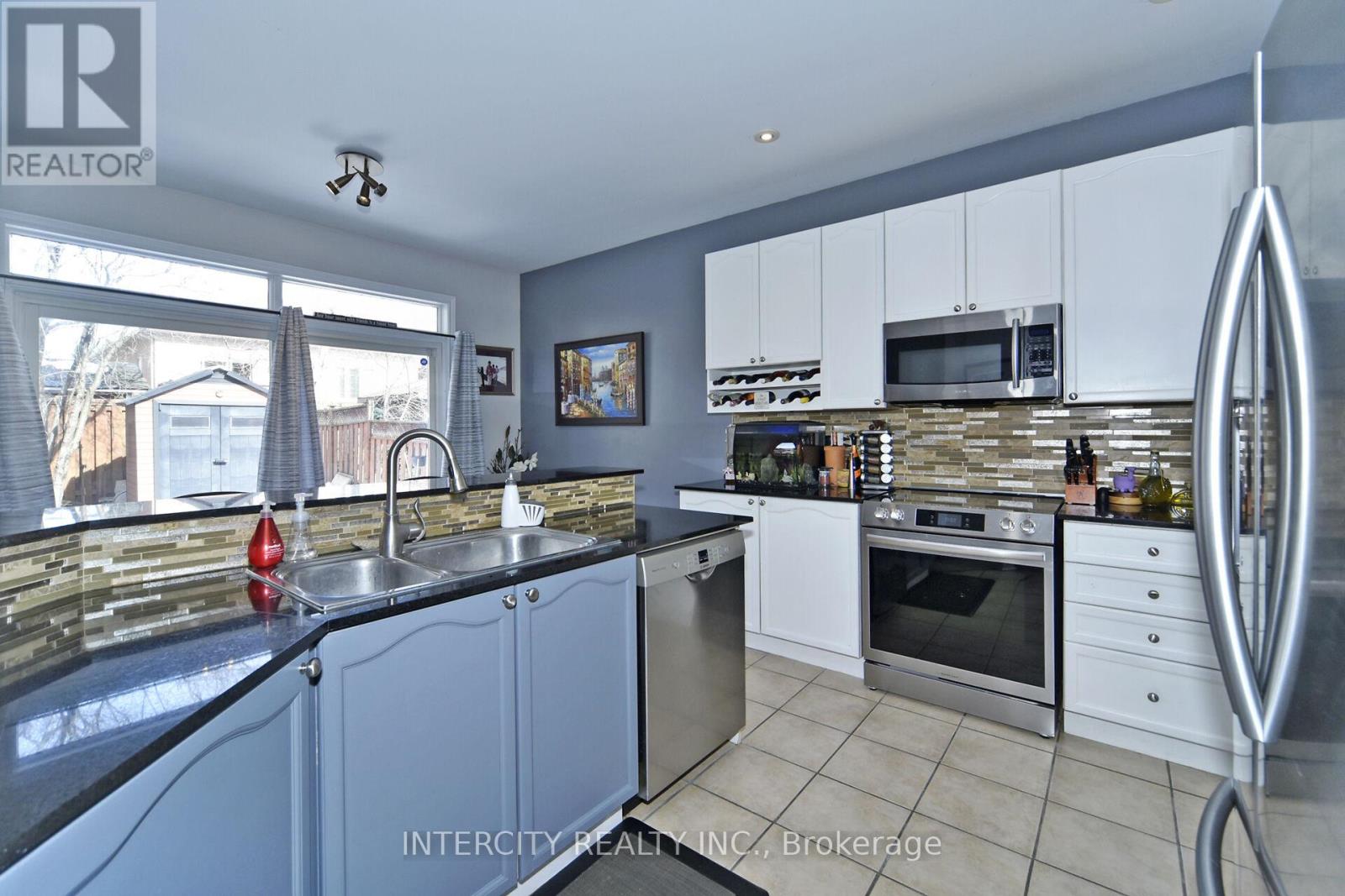 122 Estate Garden Drive, Richmond Hill, Ontario  L4E 3V6 - Photo 18 - N12177256