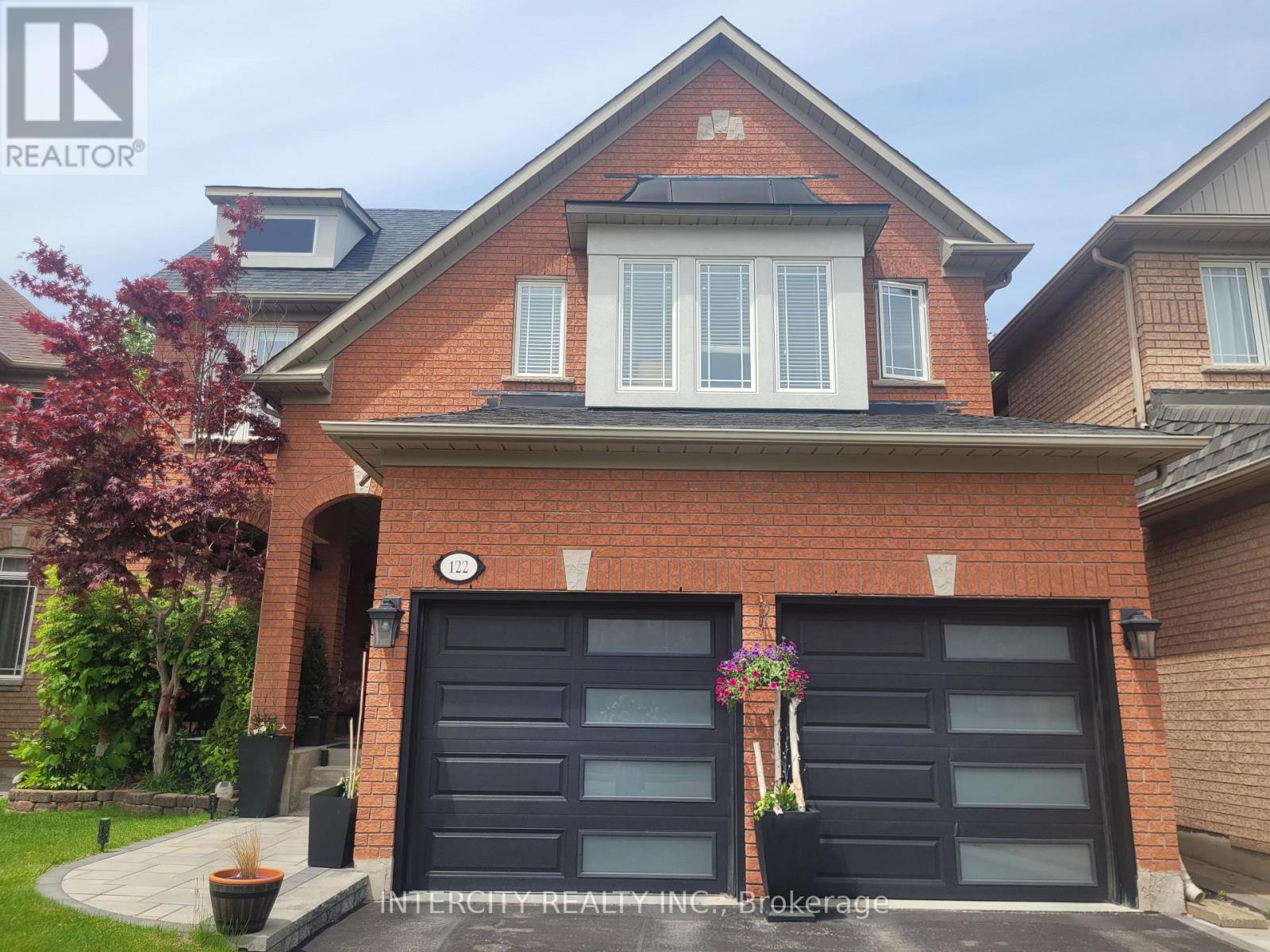 122 Estate Garden Drive, Richmond Hill, Ontario  L4E 3V6 - Photo 2 - N12177256