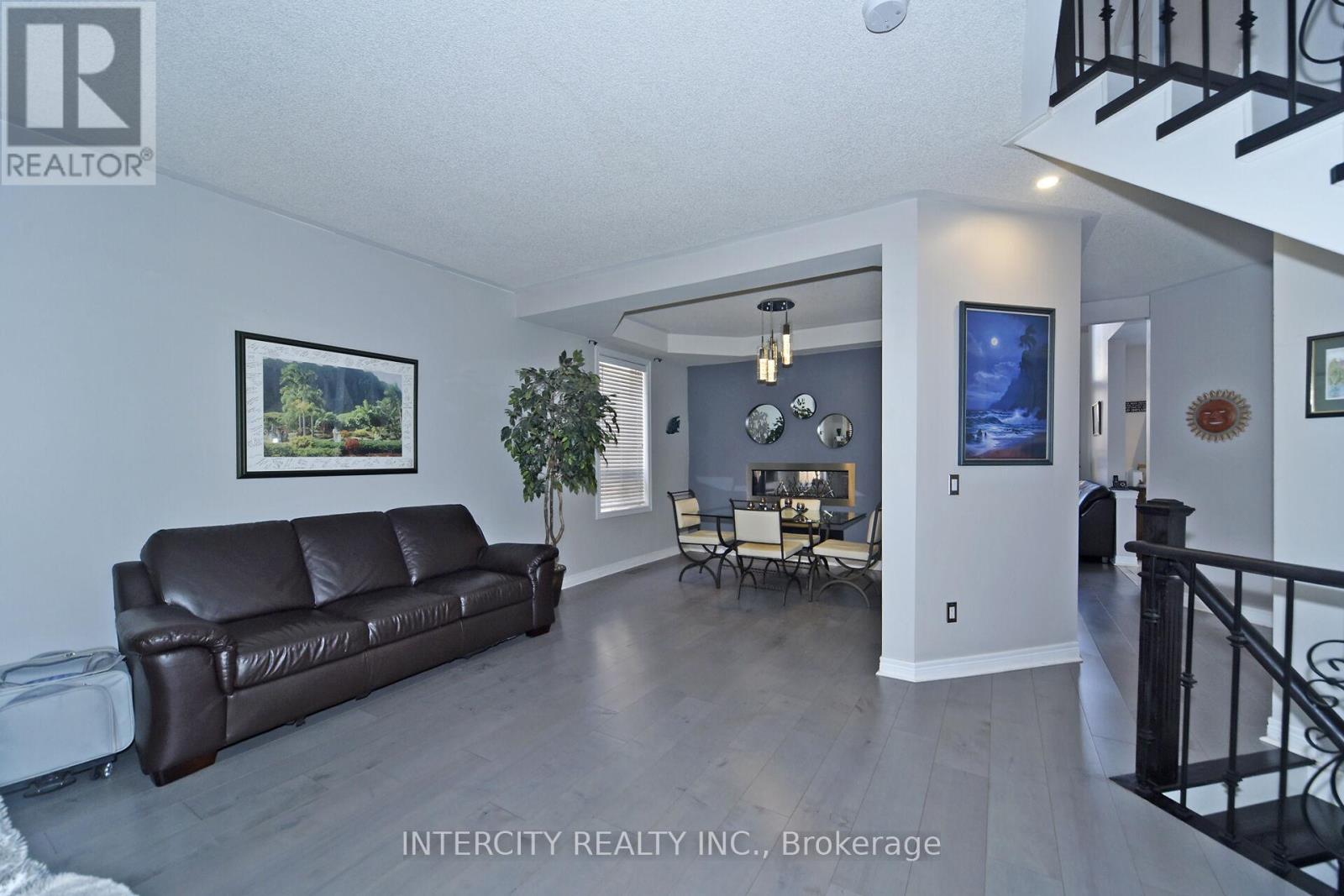 122 Estate Garden Drive, Richmond Hill, Ontario  L4E 3V6 - Photo 6 - N12177256