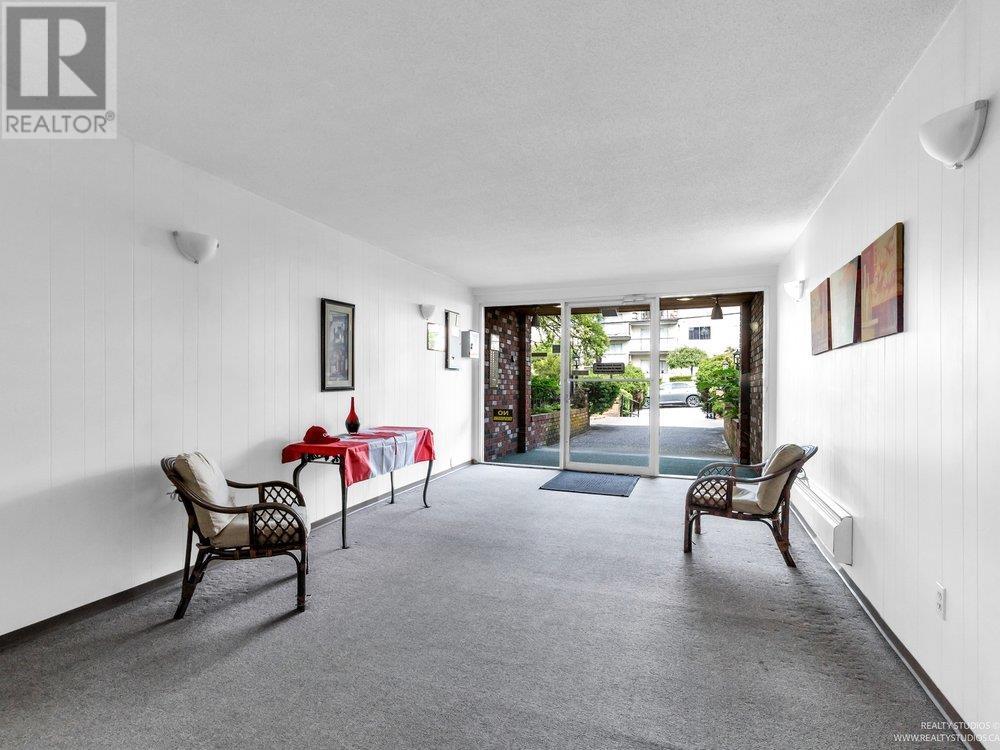 Property at 203 910 FIFTH AVENUE image 3