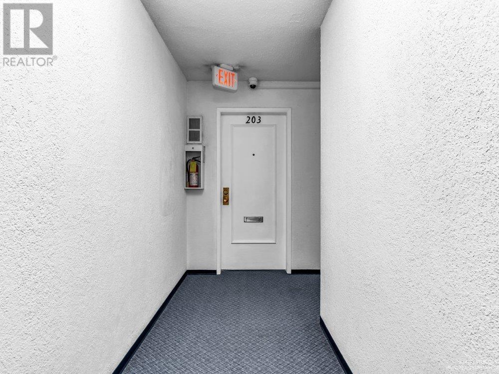 Property at 203 910 FIFTH AVENUE image 4
