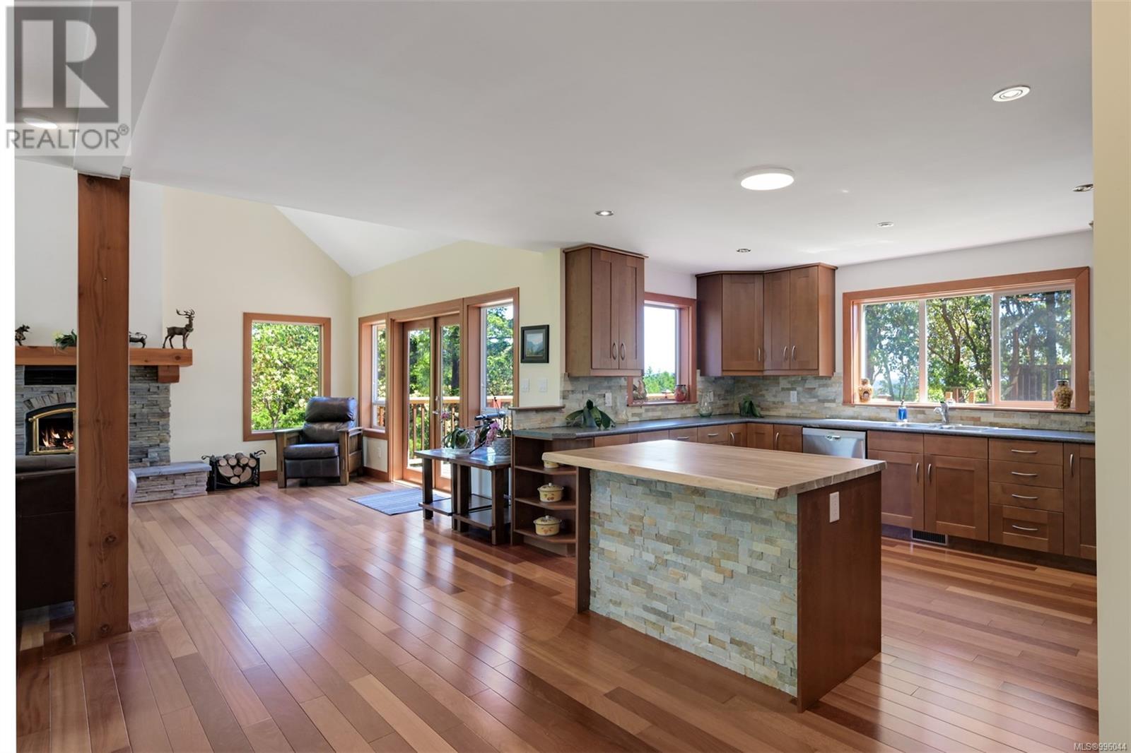 Property at 3060 Westridge Pl image 2