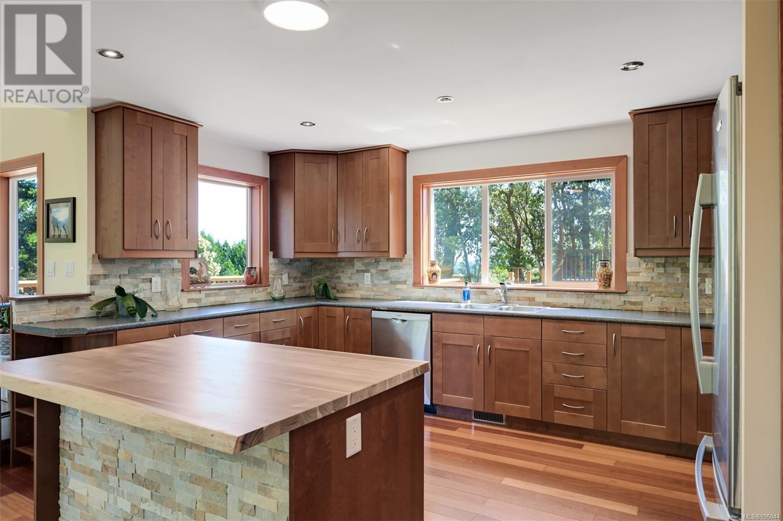 Property at 3060 Westridge Pl image 3