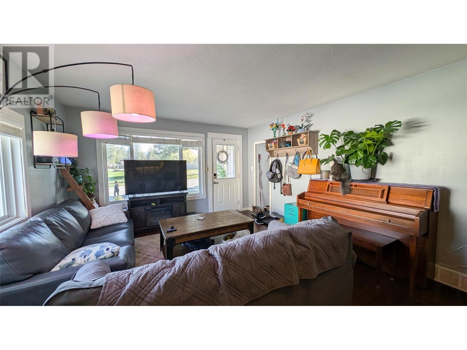 Property at 926 6th Street S image 4