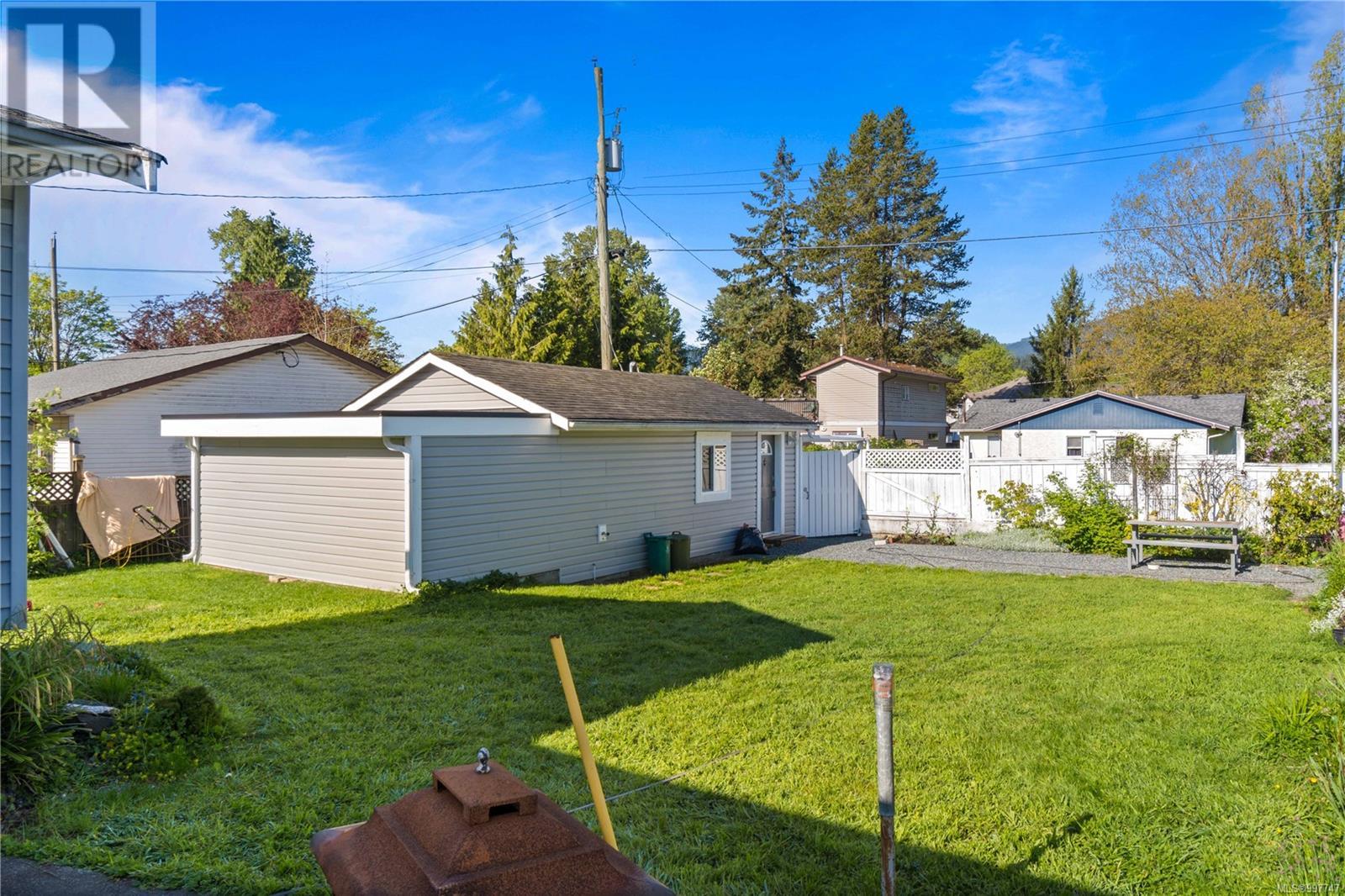 Property at 701 Stirling Ave image 3