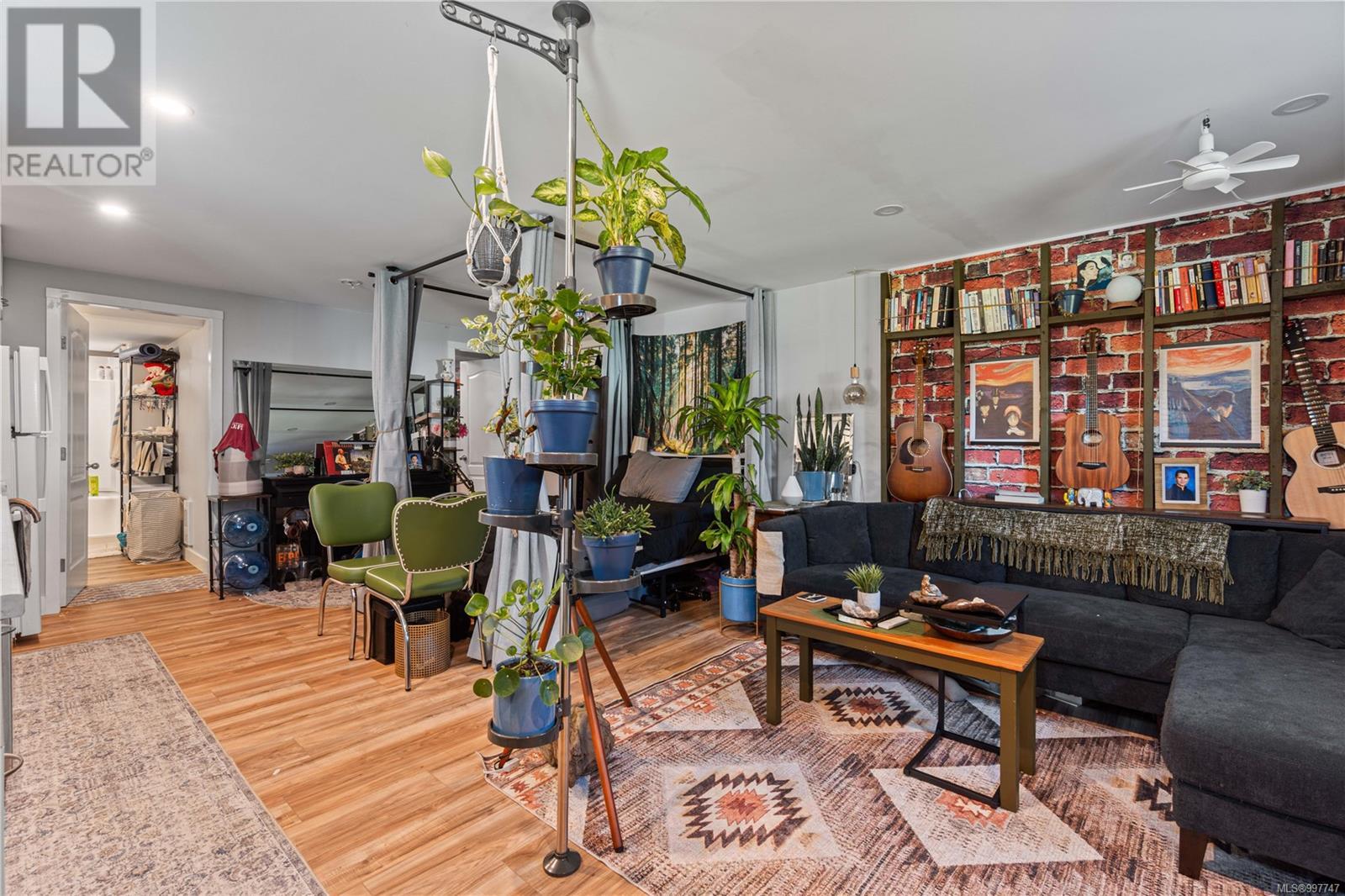 Property at 701 Stirling Ave image 4